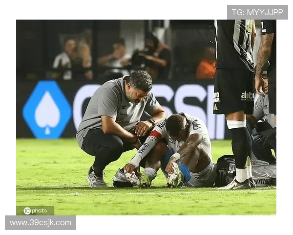 内马尔复出首战惨遭暴铲倒地